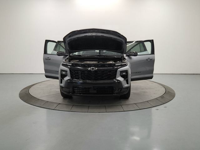 Used 2025 Chevrolet Traverse RS FWD image 11