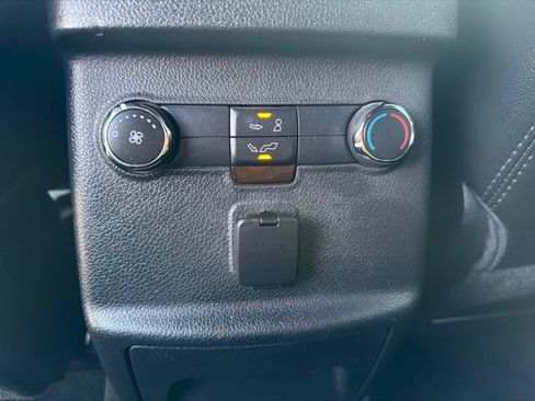 Used 2017 Ford Explorer XLT w/ Equipment Group 202A AWD/4WD image 12