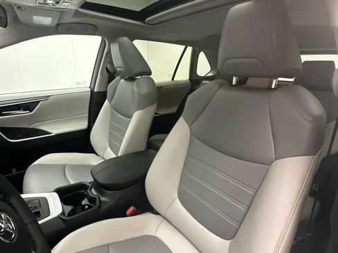 Certified 2021 Toyota RAV4 XLE Premium AWD/4WD image 9