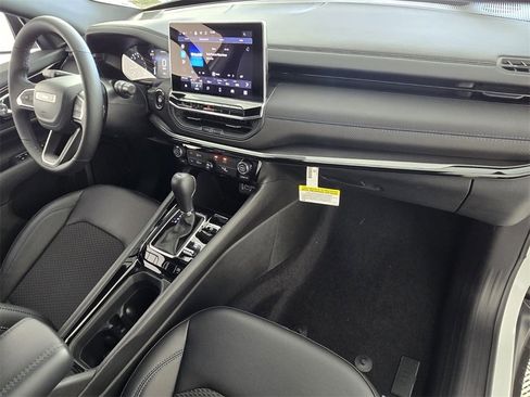 New 2026 Jeep Compass Latitude image 17