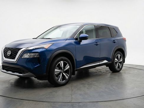 Used 2025 Nissan Rogue SV AWD/4WD image 3