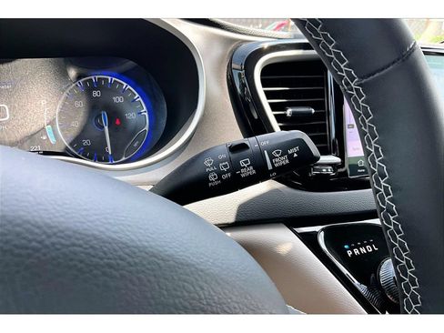 Used 2024 Chrysler Pacifica Touring-L FWD image 20