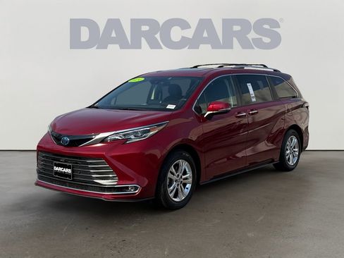 Used 2024 Toyota Sienna Platinum image 3