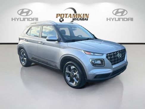 Used 2024 Hyundai Venue SEL FWD image 3