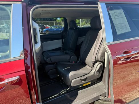 Used 2023 Kia Carnival LX FWD image 31