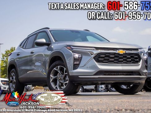 Used 2025 Chevrolet Trax LT FWD image 2