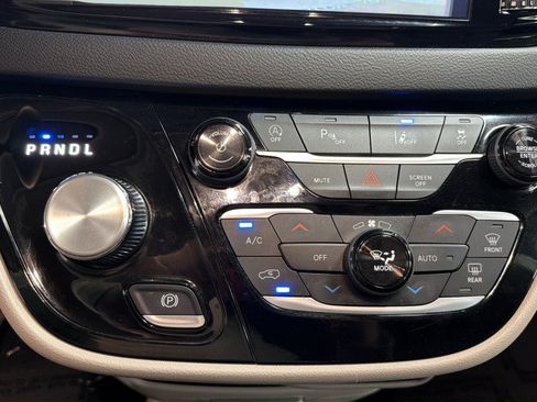 Used 2024 Chrysler Pacifica Touring-L FWD image 27