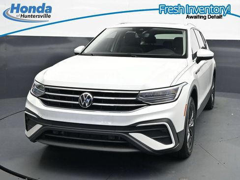 Used 2023 Volkswagen Tiguan SE w/ Panoramic Sunroof Package FWD image 4