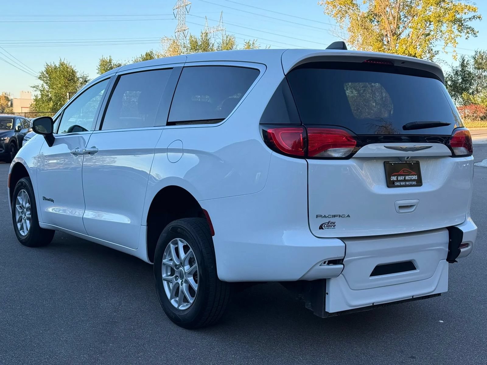Used 2023 Chrysler Voyager LX FWD image 3