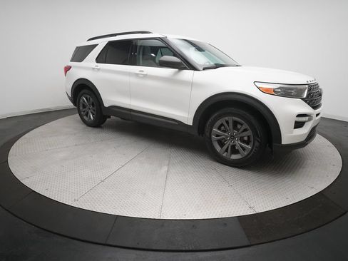 Certified 2021 Ford Explorer XLT w/ Equipment Group 202A AWD/4WD image 37
