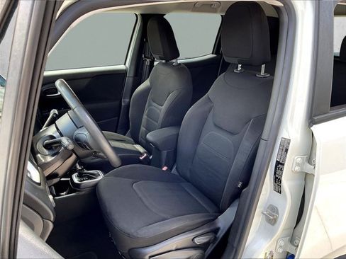 Used 2018 Jeep Renegade Latitude FWD image 23