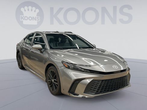 Used 2025 Toyota Camry SE w/ Convenience Package FWD image 8
