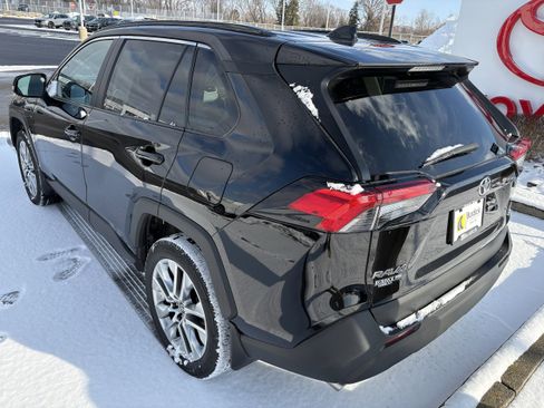 Used 2023 Toyota RAV4 XLE Premium image 5