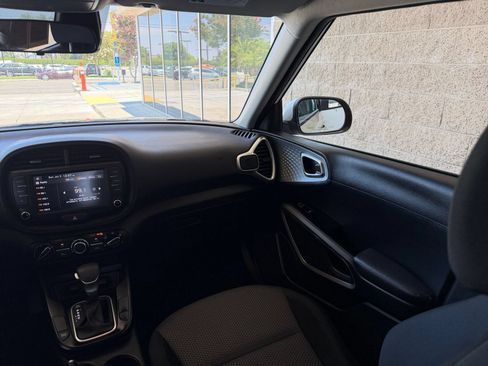 Used 2025 Kia Soul LX w/ LX Technology Package FWD image 33