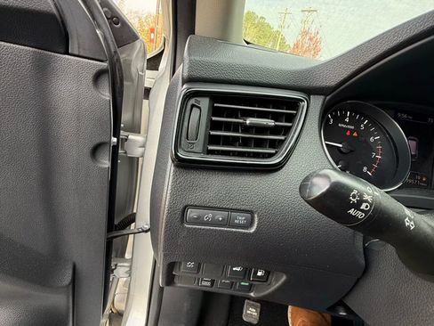 Used 2018 Nissan Rogue SV AWD/4WD image 21