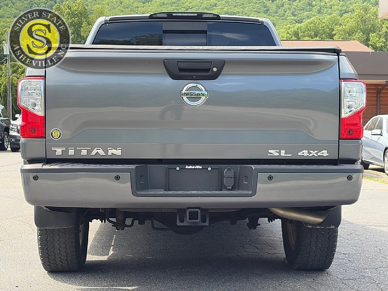 Used 2018 Nissan Titan SL w/ Chrome Package AWD/4WD image 5