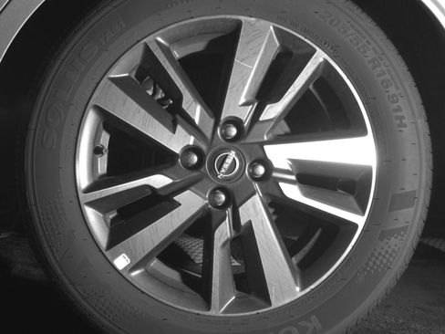 Used 2025 Nissan Versa SV FWD image 17