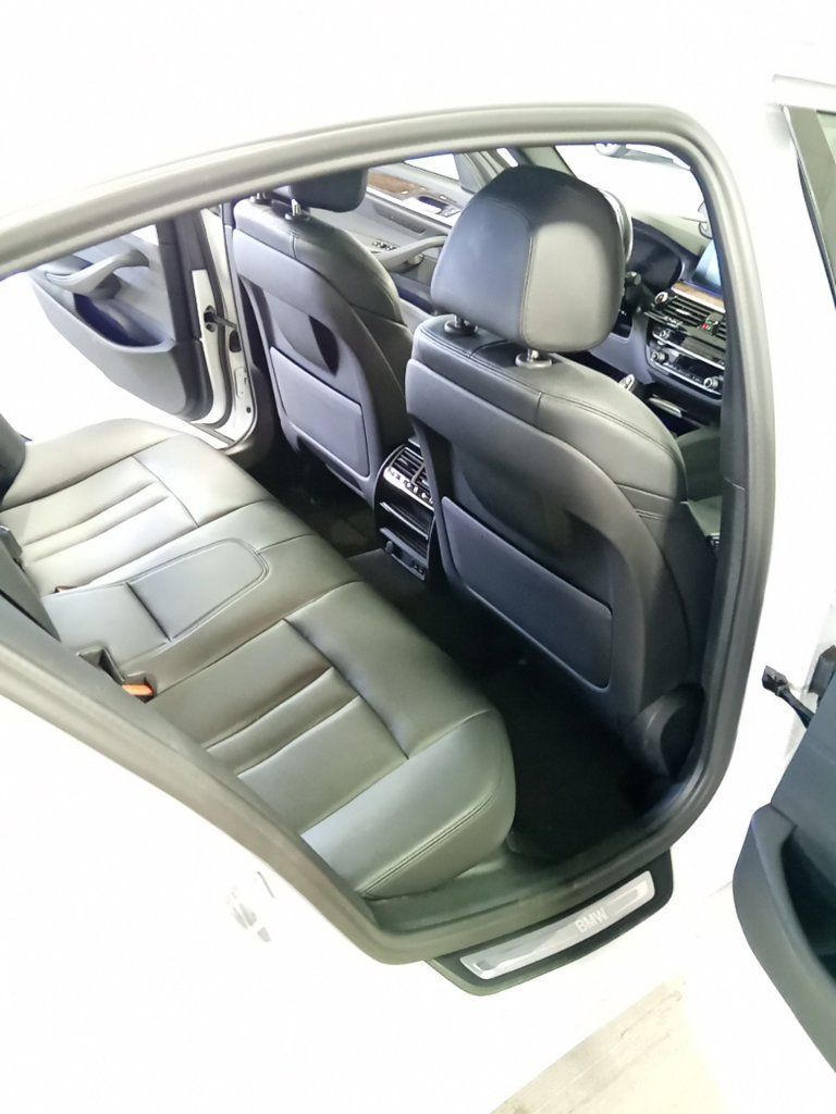 Used 2020 BMW 530i xDrive w/ Convenience Package AWD/4WD image 12