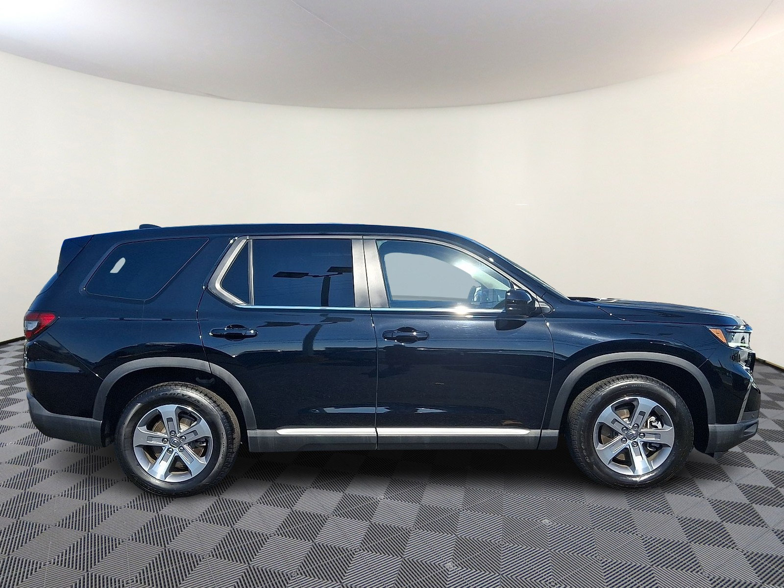 Used 2025 Honda Pilot EX-L image 8