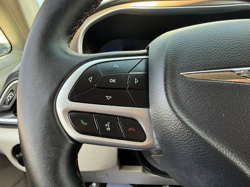 Used 2017 Chrysler Pacifica Touring-L Plus FWD image 32