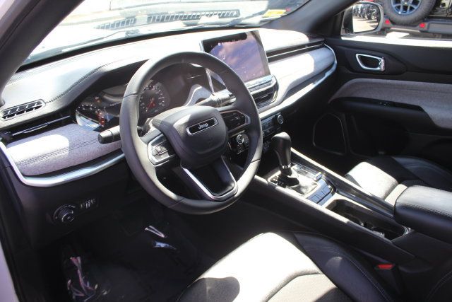 Used 2024 Jeep Compass Latitude AWD/4WD image 3