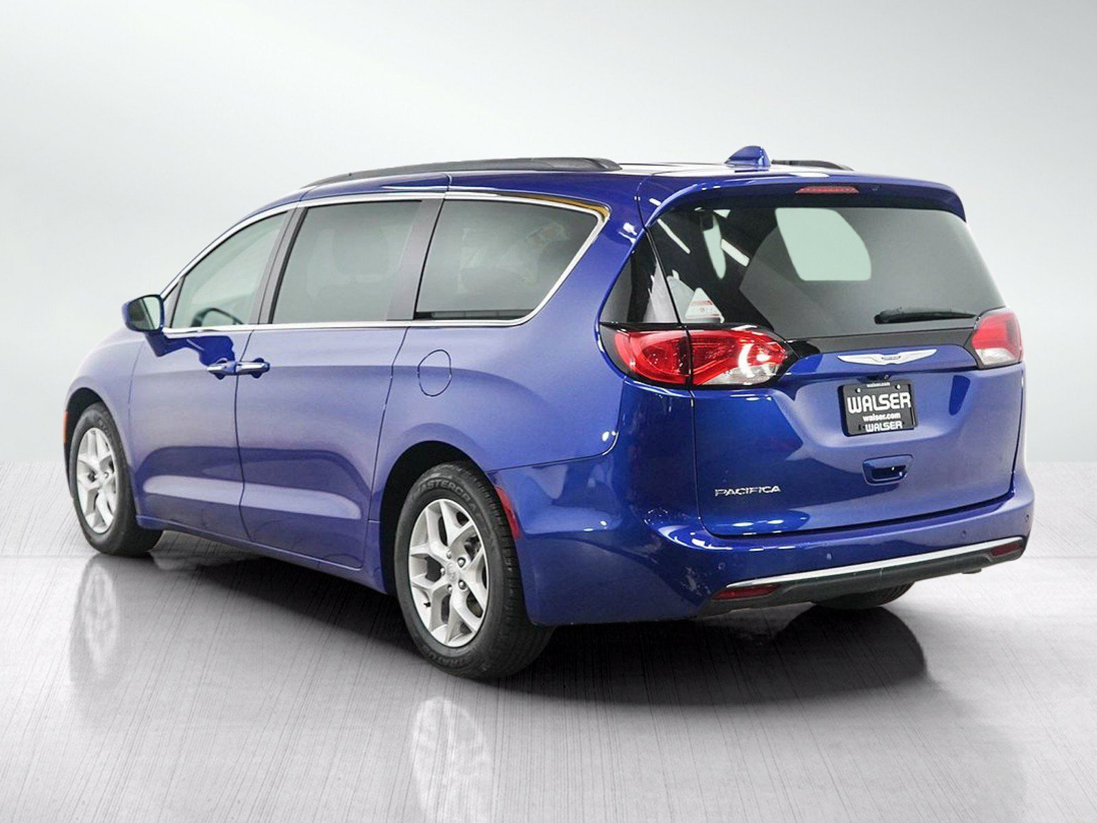 Used 2018 Chrysler Pacifica Touring Plus w/ Tire & Wheel Group FWD image 3