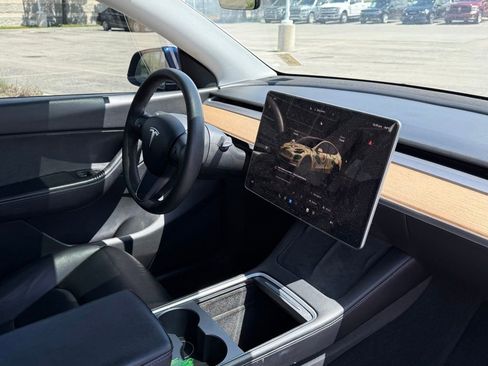 Used 2022 Tesla Model Y Long Range AWD/4WD image 27