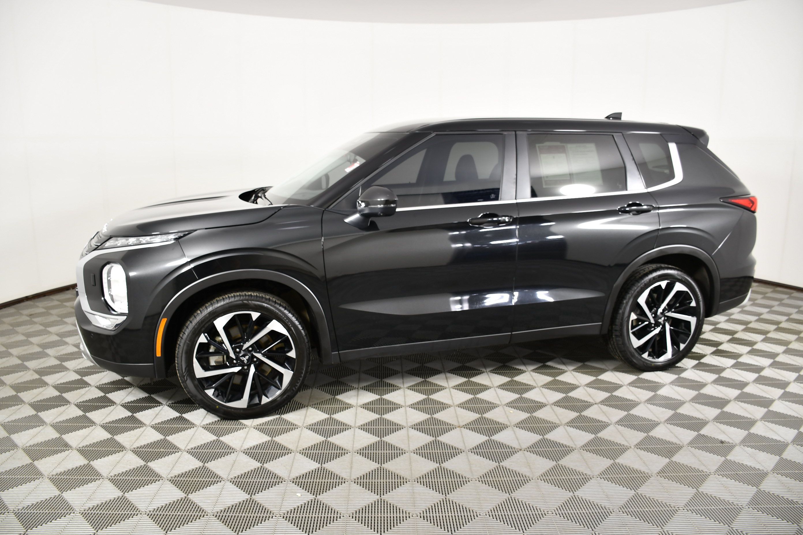 Used 2024 Mitsubishi Outlander SE AWD/4WD image 9
