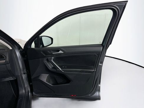 Used 2018 Volkswagen Tiguan SE w/ Panoramic Sunroof Package image 32