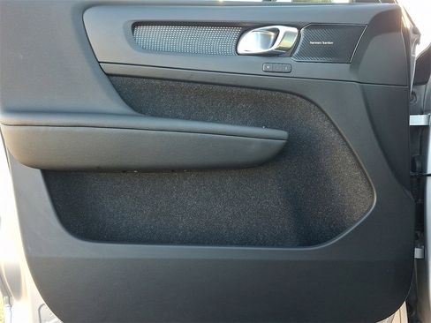 Used 2019 Volvo XC40 T5 R-Design image 12