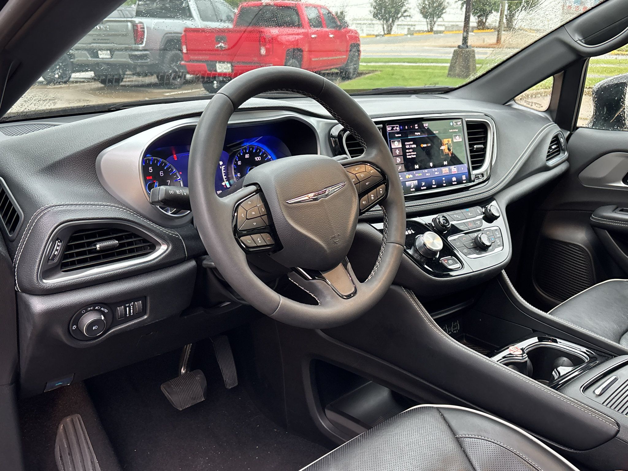 Used 2025 Chrysler Pacifica Limited FWD image 11