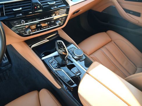 Used 2022 BMW M550i xDrive w/ Premium Package image 36