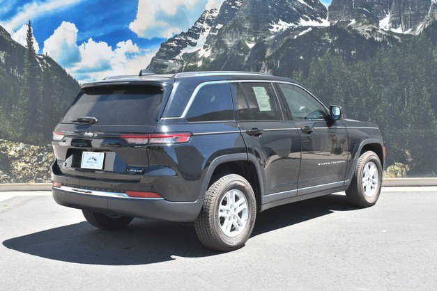 Used 2023 Jeep Grand Cherokee Laredo AWD/4WD image 3
