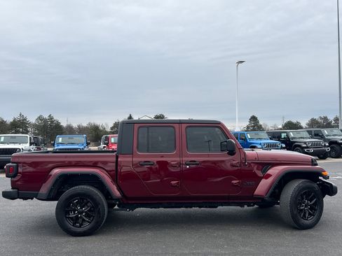 Used 2021 Jeep Gladiator Sport image 2
