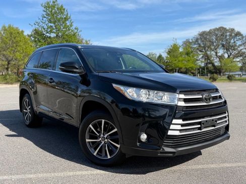 Used 2018 Toyota Highlander XLE image 2