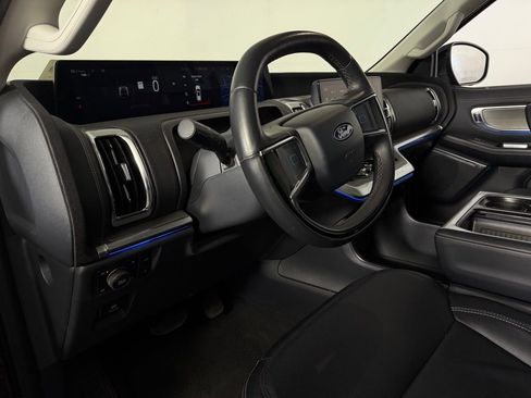 Used 2025 Ford Expedition Platinum image 22