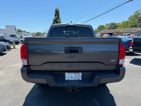 Used 2016 Toyota Tacoma TRD Sport w/ Premium & Technology Package AWD/4WD image 4