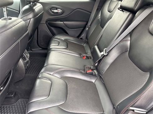 Used 2019 Jeep Cherokee Trailhawk image 12