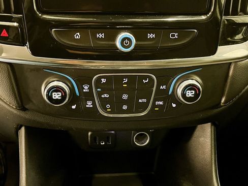 Used 2020 Chevrolet Traverse LT image 25