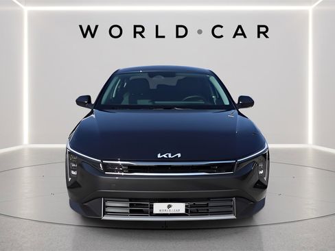 Used 2025 Kia K4 EX image 2