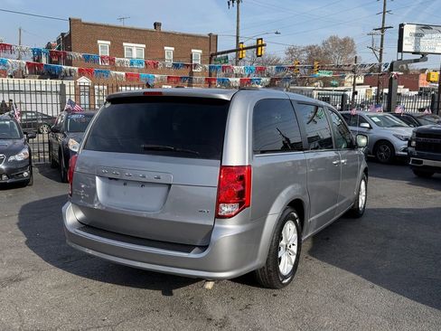 Used 2018 Dodge Grand Caravan SXT image 5