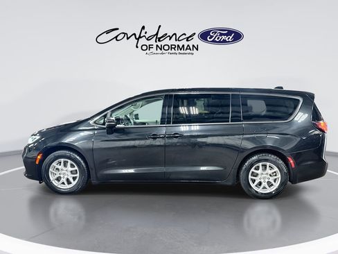 Used 2023 Chrysler Pacifica Touring-L FWD image 5