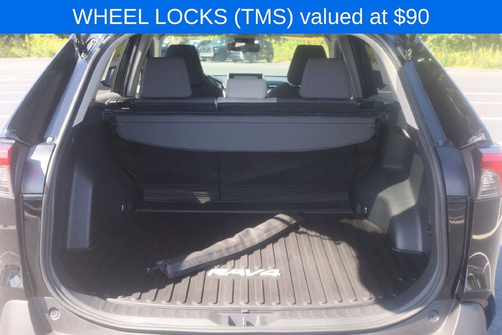 Used 2025 Toyota RAV4 XLE AWD/4WD image 7