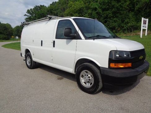 Used 2019 Chevrolet Express 3500 w/ Driver Convenience Package RWD image 9