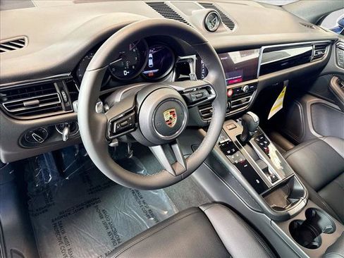 Certified 2026 Porsche Macan AWD/4WD image 4
