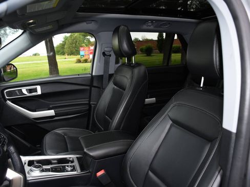 Used 2021 Ford Explorer XLT AWD/4WD image 12