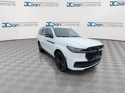 New 2026 Lincoln Navigator Reserve w/ Jet Appearance Package AWD/4WD image 2