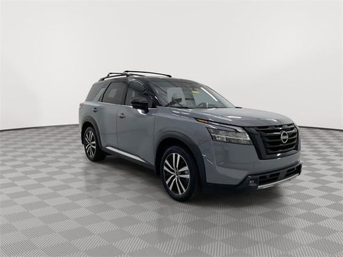 Used 2024 Nissan Pathfinder Platinum w/ Black Appearance Package image 13