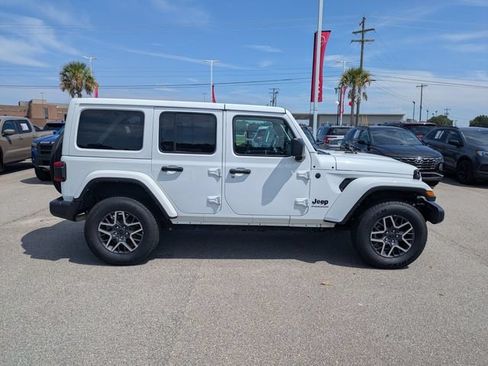 Used 2025 Jeep Wrangler Unlimited Sahara AWD/4WD image 2