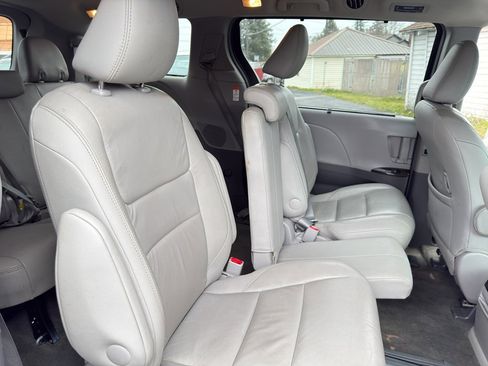 Used 2017 Toyota Sienna XLE image 16